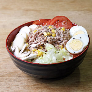 Salade niçoise (thon, salade verte, tomate, champignon, mais, coeur de palmier, oeuf)