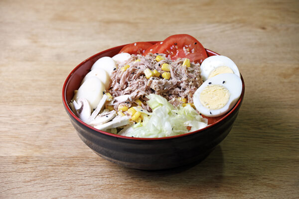 Salade niçoise (thon, salade verte, tomate, champignon, mais, coeur de palmier, oeuf)